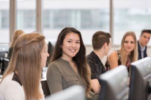 Die Modulveranstaltungen finden dort statt, wo wir Ihnen die bestmögliche Lehrumgebung bieten können, z. B. Labore und Computerräume.