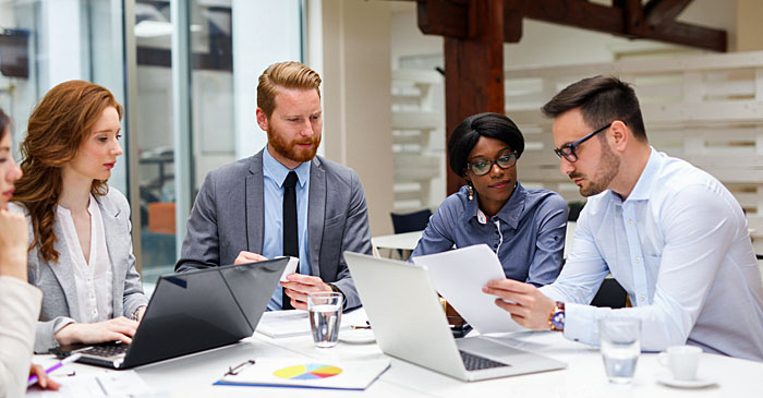 Prüflinge eines Wirtschaftsprüferexamens bereiten sich gemeinsam auf die Prüfung vor